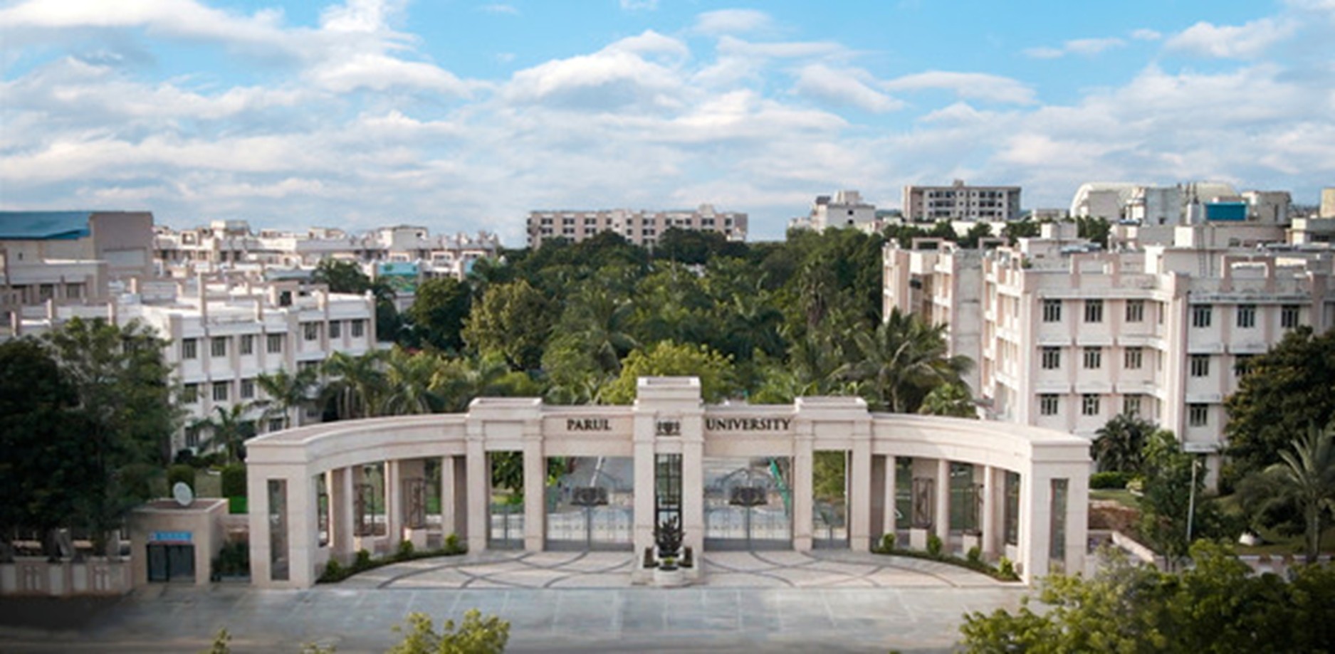 PU receives the “Crusader of the youth” award at the A decade of IIMUN ceremony, Mumbai