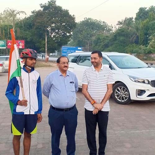 PU’s student Agstya Valland expresses his pride for India by skating 145 Kms from Karamsad to the Statue of Unity.