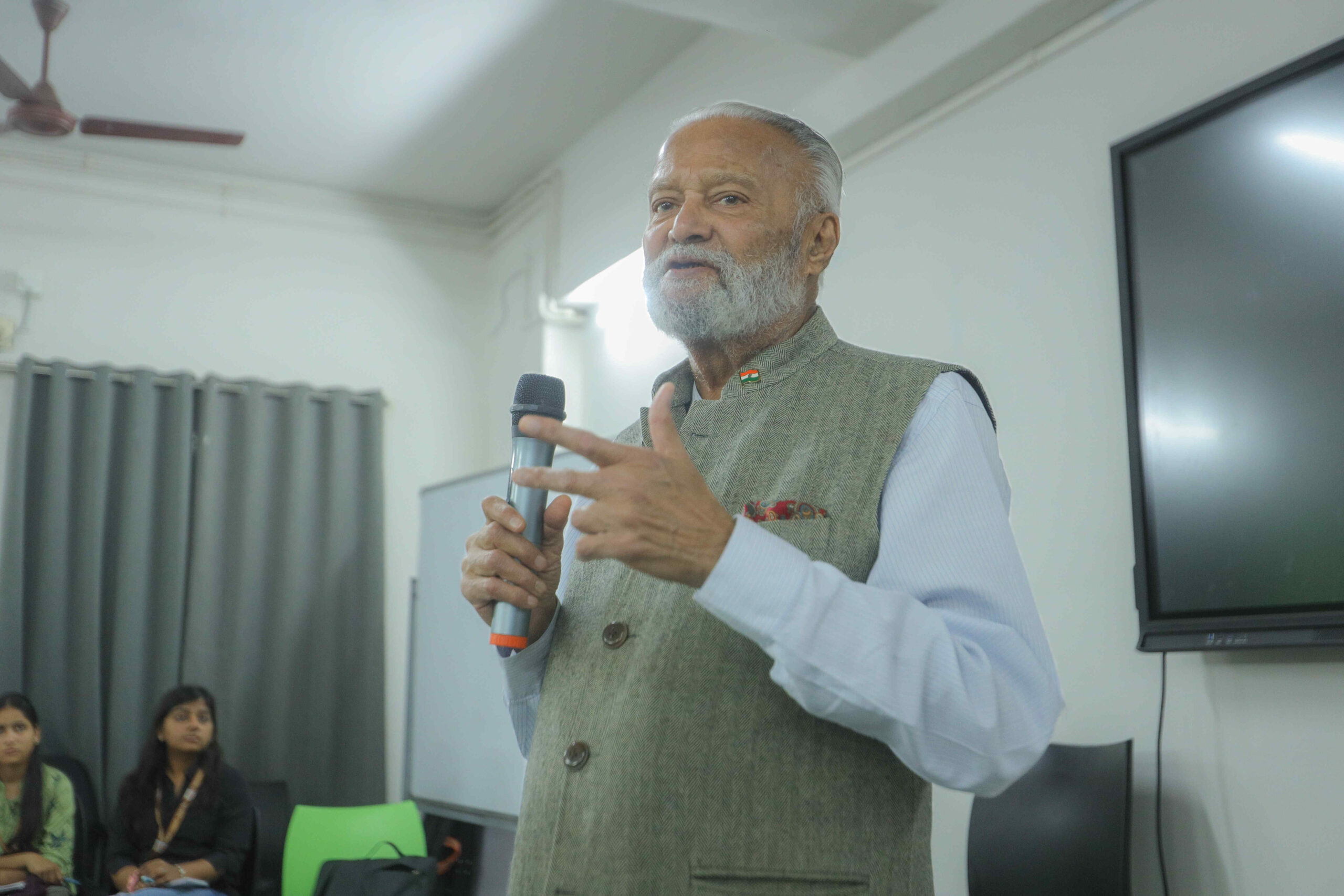 India Is Growing – But For Whom? What VLF – Vadodara Literature Festival 4.0’s Economics Panel Said About Inequality, Investment, and the Stories We Tell About Money